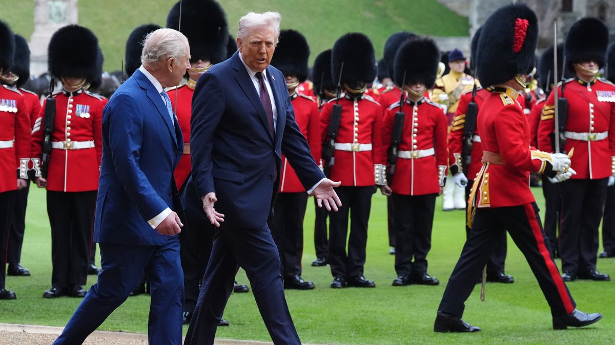 Obrazem: Čestná stráž, jízda kočárem. Karel III. přivítal na Windsoru Trumpa